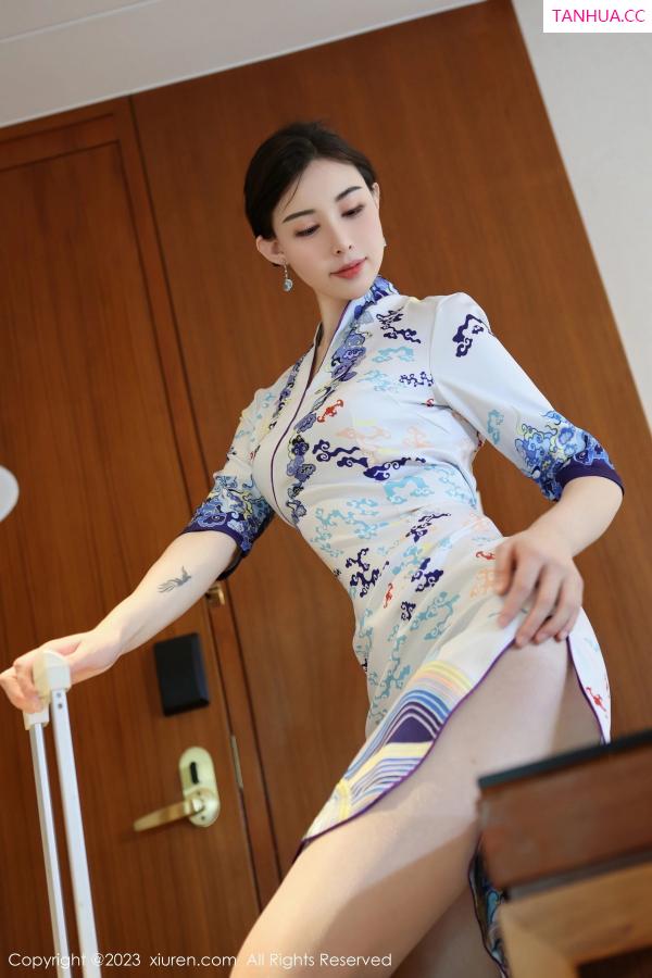 薛曼柔  [XiuRen]高清写真图 2023.10.09 No.7479 曼柔 空姐制服第3张图片